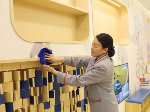 為什么現(xiàn)在學校都把清潔工作都外包了？